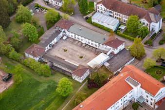 Pfalzklinikum für Psychiatrie und Neurologie "Landeck" mit Abteilung für Allgemeinpsychiatrie und Abhängigkeitserkrankungen – Klinik für Psychiatrie, Psychosomatik und Psychotherapie, Klinik für Forensische Psychiatrie, Klinik für Gerontopsychiatrie, Psychosomatik, und Psychotherapie, Klinik für Neurologie, Klinik für Psychiatrie, Psychosomatik und Psychotherapie, Klinik für Kinder- und Jugendpsychiatrie, Psychosomatik und Psychotherapie sowie Institutsambulanz, Psychiatrische Institutsambulanzen – Klinik für Psychiatrie, Psychosomatik und Psychotherapie in Klingenmünster im Bundesland Rheinland-Pfalz, Deutschland von oben