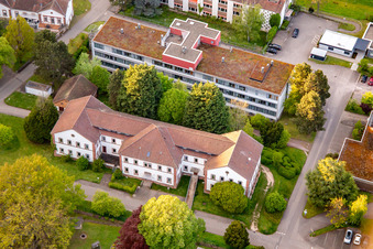 Pfalzklinikum für Psychiatrie und Neurologie "Landeck" mit Abteilung für Allgemeinpsychiatrie und Abhängigkeitserkrankungen – Klinik für Psychiatrie, Psychosomatik und Psychotherapie, Klinik für Forensische Psychiatrie, Klinik für Gerontopsychiatrie, Psychosomatik, und Psychotherapie, Klinik für Neurologie, Klinik für Psychiatrie, Psychosomatik und Psychotherapie, Klinik für Kinder- und Jugendpsychiatrie, Psychosomatik und Psychotherapie sowie Institutsambulanz, Psychiatrische Institutsambulanzen – Klinik für Psychiatrie, Psychosomatik und Psychotherapie in Klingenmünster im Bundesland Rheinland-Pfalz, Deutschland aus der Luft