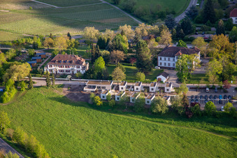 Pfalzklinikum für Psychiatrie und Neurologie "Landeck" mit Abteilung für Allgemeinpsychiatrie und Abhängigkeitserkrankungen – Klinik für Psychiatrie, Psychosomatik und Psychotherapie, Klinik für Forensische Psychiatrie, Klinik für Gerontopsychiatrie, Psychosomatik, und Psychotherapie, Klinik für Neurologie, Klinik für Psychiatrie, Psychosomatik und Psychotherapie, Klinik für Kinder- und Jugendpsychiatrie, Psychosomatik und Psychotherapie sowie Institutsambulanz, Psychiatrische Institutsambulanzen – Klinik für Psychiatrie, Psychosomatik und Psychotherapie in Klingenmünster im Bundesland Rheinland-Pfalz, Deutschland vom Flugzeug aus