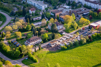 Pfalzklinikum für Psychiatrie und Neurologie "Landeck" mit Abteilung für Allgemeinpsychiatrie und Abhängigkeitserkrankungen – Klinik für Psychiatrie, Psychosomatik und Psychotherapie, Klinik für Forensische Psychiatrie, Klinik für Gerontopsychiatrie, Psychosomatik, und Psychotherapie, Klinik für Neurologie, Klinik für Psychiatrie, Psychosomatik und Psychotherapie, Klinik für Kinder- und Jugendpsychiatrie, Psychosomatik und Psychotherapie sowie Institutsambulanz, Psychiatrische Institutsambulanzen – Klinik für Psychiatrie, Psychosomatik und Psychotherapie in Klingenmünster im Bundesland Rheinland-Pfalz, Deutschland aus der Vogelperspektive