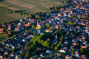 Kirche St. Michael und Friedhof in Insheim im Bundesland Rheinland-Pfalz, Deutschland
