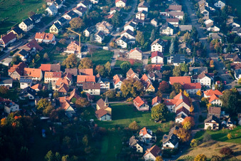 Schrägluftbild von Lange Straße im Ortsteil Schluttenbach in Ettlingen im Bundesland Baden-Württemberg, Deutschland