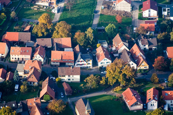 Lange Straße im Ortsteil Schluttenbach in Ettlingen im Bundesland Baden-Württemberg, Deutschland von oben