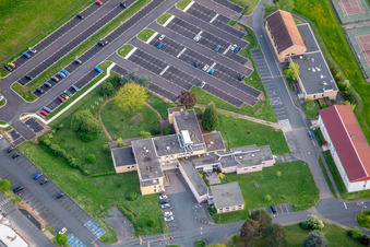 Luftbild von Hospital Robert-Pax im Ortsteil Zone Industrielle du Grand Bois Fayencerie in Saargemünd im Bundesland Moselle, Frankreich