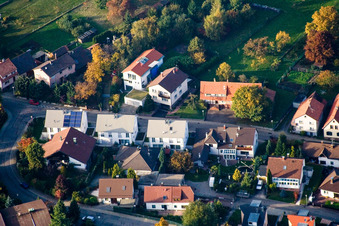 Lange Straße im Ortsteil Schluttenbach in Ettlingen im Bundesland Baden-Württemberg, Deutschland von oben gesehen