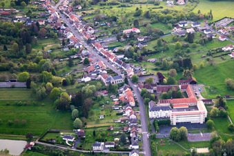 Luftbild von Rue Saint-Michel, Clos du chateau und École élémentaire publique in Neufgrange im Bundesland Moselle, Frankreich