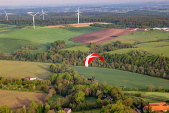 Motorschirm vor Windpark in Herbitzheim im Bundesland Bas-Rhin, Frankreich