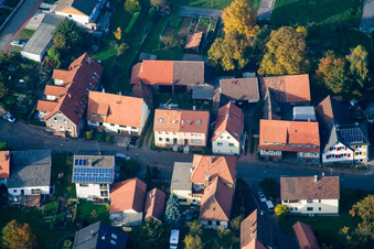 Drohnenaufname von Lange Straße im Ortsteil Schluttenbach in Ettlingen im Bundesland Baden-Württemberg, Deutschland