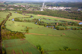 Luftbild von Flutwiesen der Saar sind der Futterplatz für die Störche in Willerwald im Bundesland Moselle, Frankreich