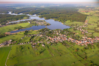 Ort am Ufer des Grand Étang de Mittersheim dit le Lac Vert im Bundesland Moselle, Frankreich