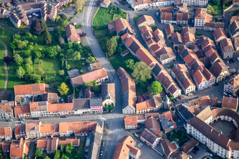 Rue des Remparts in Fénétrange im Bundesland Moselle, Frankreich