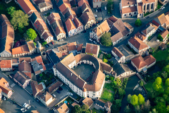 Luftbild von Altstadt mit Château de Fénétrange im Bundesland Moselle, Frankreich