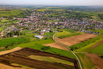 Rohrbach-lès-Bitche von Süden im Bundesland Moselle, Frankreich
