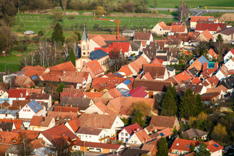 Luftaufnahme von Kirchengebäude im Dorfkern im Ortsteil Ingenheim in Billigheim-Ingenheim im Bundesland Rheinland-Pfalz, Deutschland