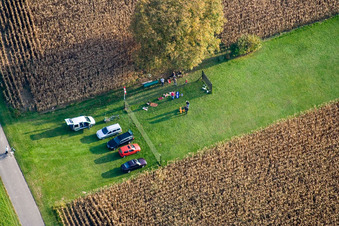 Parkplatz und Start- und Landebahn des Modellflugplatz in Hagenbach im Bundesland Rheinland-Pfalz, Deutschland