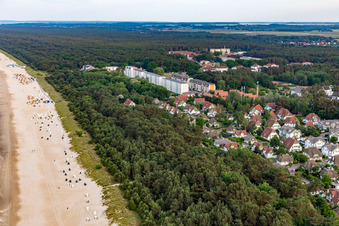 Strand und Plattenbauten an der Dünenstr in Karlshagen im Bundesland Mecklenburg-Vorpommern, Deutschland