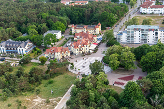 Luftbild von Strand-Vorplatz mit Freilichtbühne in Karlshagen im Bundesland Mecklenburg-Vorpommern, Deutschland