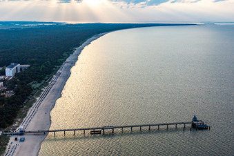 Luftbild von Seebrücke mit Tauchgondel Zinnowitz im Bundesland Mecklenburg-Vorpommern, Deutschland