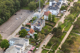Luftbild von Villen zwischen Dünenstraße und Strandpromenade in Zinnowitz im Bundesland Mecklenburg-Vorpommern, Deutschland