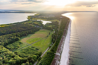 Ostseestrand an der schmalsten Stelle der Insel in Koserow im Bundesland Mecklenburg-Vorpommern, Deutschland