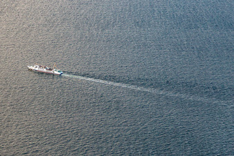Fährschiff in der Ostsee in Ückeritz im Bundesland Mecklenburg-Vorpommern, Deutschland