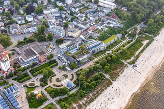 Rosengarten Strandpromenade Heringsdorf mit  Hotel Kaiserhof Heringsdorf im Bundesland Mecklenburg-Vorpommern, Deutschland