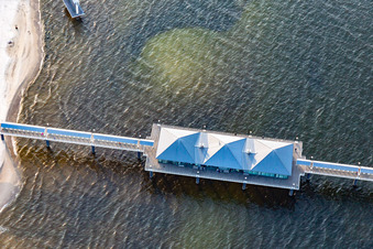 Mittelplattform der Seebrücke Heringsdorf: längste beleuchtete Seebrücke mit Lokal im Bundesland Mecklenburg-Vorpommern, Deutschland