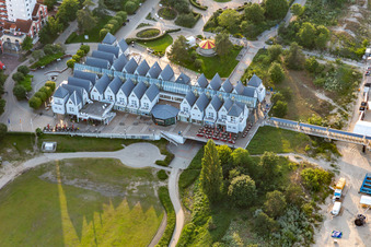 Boutiquen am Beginn der Seebrücke Heringsdorf: längste beleuchtete Seebrücke mit Lokal im Bundesland Mecklenburg-Vorpommern, Deutschland