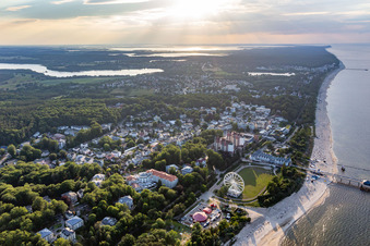 Stadtansicht am Ostseestrand mit Seebrücke und Riesenrad in Heringsdorf im Bundesland Mecklenburg-Vorpommern, Deutschland