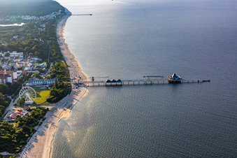 Riesenrad Heringsdorf und Seebrücke Heringsdorf: 508 m lange Seebrücke mit überdachten Bänken, Beleuchtung, italienischem Lokal und Panoramablick aufs Meer im Bundesland Mecklenburg-Vorpommern, Deutschland