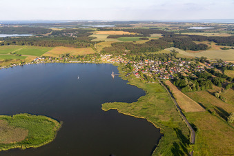 Ortschaft am Ufer des Balmer See mit Insel Böhmke in Benz im Bundesland Mecklenburg-Vorpommern, Deutschland