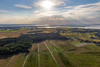 Entwässerungsgräben des Mellenthiner OS - rechts Golfplatz des Golfclub Balmer See - Insel Usedom e.V in Benz im Bundesland Mecklenburg-Vorpommern, Deutschland