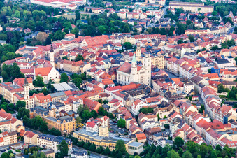 Historische Altstadt mit  Johanniskirche und   Tourismuszentrum Naturpark Zittauer Gebirge am Markt im Bundesland Sachsen, Deutschland