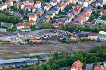 Halb zerfallener Gleisschuppen an der Eisenbahnstr in Zittau im Bundesland Sachsen, Deutschland