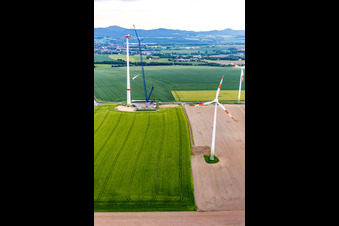 Luftaufnahme von Baustelle eines Windrads am Windpark Oberseifersdorf der Alterric Deutschland GmbH und Energiequelle GmbH im Ortsteil Eckartsberg in Mittelherwigsdorf im Bundesland Sachsen
