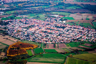 Ortsansicht der Straßen und Häuser der Wohngebiete im Ortsteil Weiher in Ubstadt-Weiher im Bundesland Baden-Württemberg, Deutschland