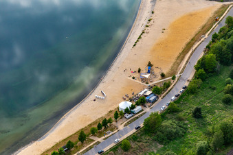 Luftbild von Nord-Ost-Strandpromenade des Berzdorfer See mit STRANDBAR Görlitz im Ortsteil Deutsch Ossig im Bundesland Sachsen, Deutschland