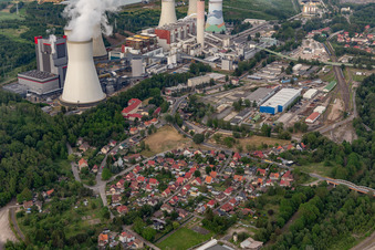 Ortschaft zu Füßen des Braunkohle Kraftwerk Turów "PGE Górnictwo i Energetyka Konwencjonalna S.A., Oddział Elektrownia Turów" in Bogatynia im Bundesland Niederschlesien, Polen