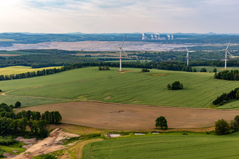 Luftbild von Tschechischer Windpark Wetzwalde (Větrný park Václavice) vor dem polnischen Braunkohletagebau Kopalnia Węgla Brunatnego Turów in Hrádek nad Nisou im Bundesland Liberecký kraj, Tschechien