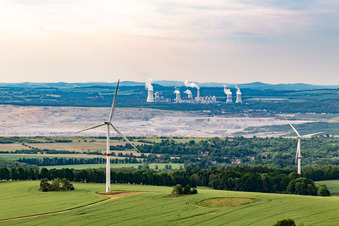 Luftaufnahme von Tschechischer Windpark Wetzwalde (Větrný park Václavice) vor dem polnischen Braunkohletagebau Kopalnia Węgla Brunatnego Turów in Hrádek nad Nisou im Bundesland Liberecký kraj, Tschechien