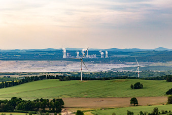 Schrägluftbild von Tschechischer Windpark Wetzwalde (Větrný park Václavice) vor dem polnischen Braunkohletagebau Kopalnia Węgla Brunatnego Turów in Hrádek nad Nisou im Bundesland Liberecký kraj, Tschechien