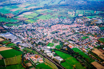 Ortsansicht der Straßen und Häuser der Wohngebiete im Ortsteil Mingolsheim in Bad Schönborn im Ortsteil Bad Mingolsheim im Bundesland Baden-Württemberg, Deutschland