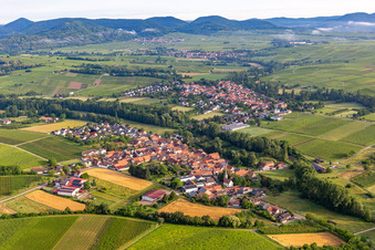 Dorf am Klingbach im Ortsteil Klingen in Heuchelheim-Klingen im Bundesland Rheinland-Pfalz, Deutschland