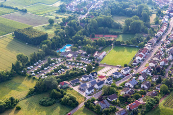 Camping im Klingbachtal und Sportplätze im Ortsteil Klingen in Heuchelheim-Klingen im Bundesland Rheinland-Pfalz, Deutschland