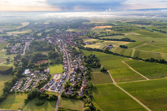 Klingener Straße von Westen im Ortsteil Ingenheim in Billigheim-Ingenheim im Bundesland Rheinland-Pfalz, Deutschland