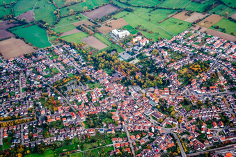 Ortsansicht der Straßen und Häuser der Wohngebiete im Ortsteil Bad Langenbrücken in Bad Schönborn im Bundesland Baden-Württemberg, Deutschland