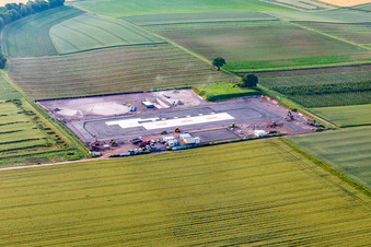 Baustelle des Tiefenbohrplatz V20 von Vulcan Energy am Schleidberg zur Förderung von Geothermie und Lithium in Insheim im Bundesland Rheinland-Pfalz, Deutschland