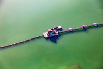 Schwimmbagger auf dem Baggersee Giesen im Ortsteil Liedolsheim in Dettenheim im Bundesland Baden-Württemberg, Deutschland