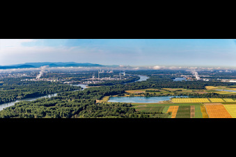 Panorama des Rheintals vom Rheinzaberner Baggersee bis zur MIRO hinterm Ölhafen im Ortsteil Knielingen in Karlsruhe im Bundesland Baden-Württemberg, Deutschland
