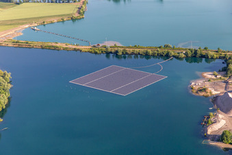 Schwimmender Solarpark auf Baggersee in Leimersheim im Bundesland Rheinland-Pfalz, Deutschland
